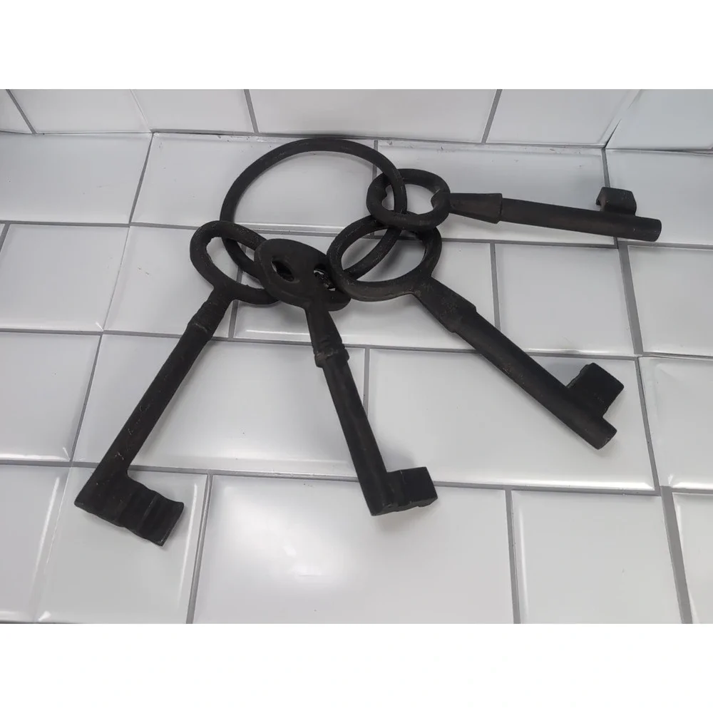 Vintage Jail House Iron Skeleton Keys On Ring 4 Keys Rustic Cast Iron